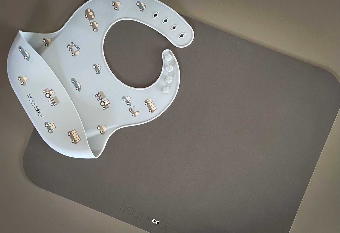 Noui Noui Little Wheels Silicone Bib